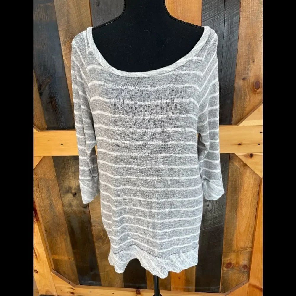 ROXY round neck knit gray and white striped top, 3/4 sleeves, size M.